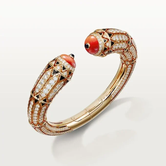 Brățară de înaltă bijuterie – Aur roz, Coral, Onyx, Lac negru, Diamante – Cartier