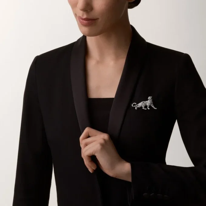 Broșă Panthere De Cartier – Aur alb, smaralde, onix, diamante – Cartier Broșă Panthere De Cartier – Aur alb, smaralde, onix, diamante – Cartier