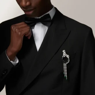 Broșă Panthere De Cartier – Aur alb, smaralde, onix, diamante – Cartier