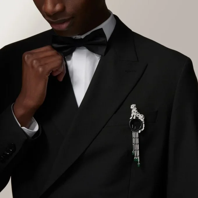 Broșă Panthere De Cartier – Aur alb, smaralde, onix, diamante – Cartier