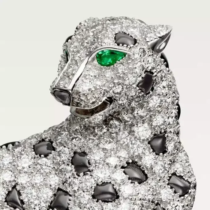 Broșă Panthere De Cartier – Aur alb, smaralde, onix, diamante – Cartier Broșă Panthere De Cartier – Aur alb, smaralde, onix, diamante – Cartier