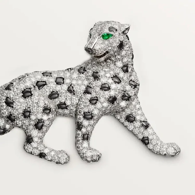 Broșă Panthere De Cartier – Aur alb, smaralde, onix, diamante – Cartier Broșă Panthere De Cartier – Aur alb, smaralde, onix, diamante – Cartier