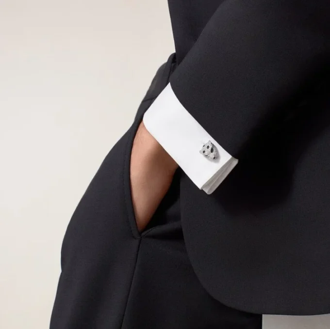 Butoni Panthere De Cartier – Aur alb rodiat, diamante, smaralde, onix – Cartier
