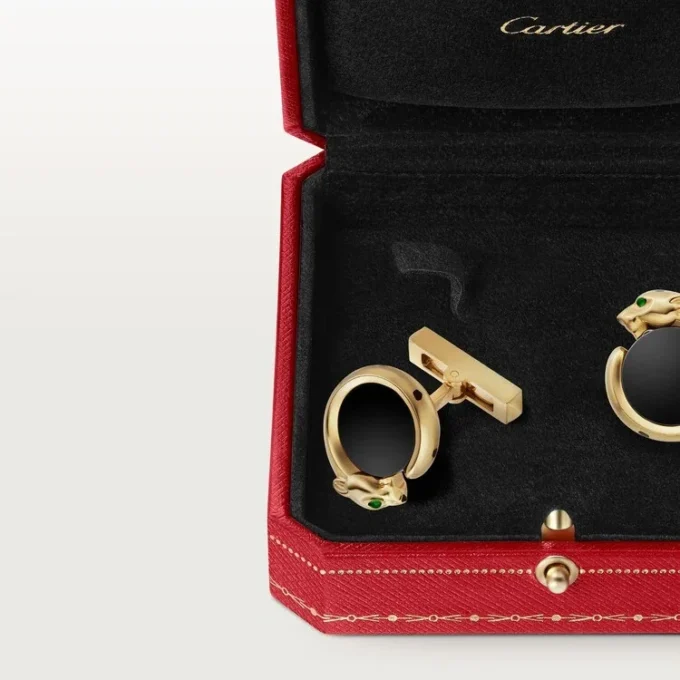 Butoni Panthere De Cartier – Aur galben, onix, tsavorite și lac negru – Cartier