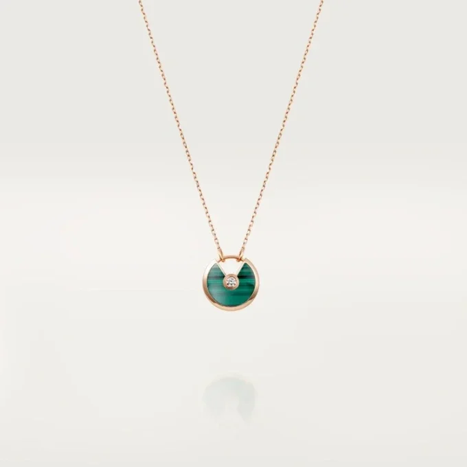 Colier Amulette De Cartier, model mic – Aur roz, malachit, diamant – Cartier Colier Amulette De Cartier, model mic – Aur roz, malachit, diamant – Cartier