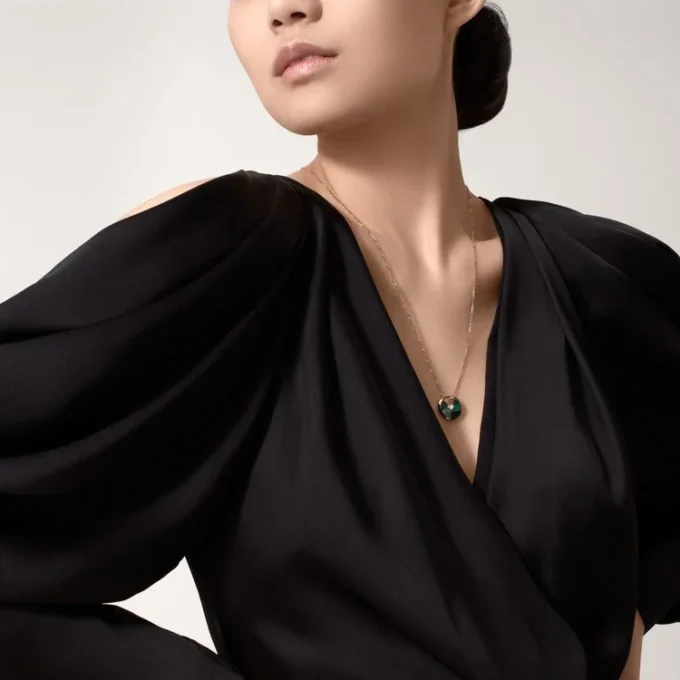 Colier Amulette De Cartier, model mic – Aur roz, malachit, diamant – Cartier Colier Amulette De Cartier, model mic – Aur roz, malachit, diamant – Cartier