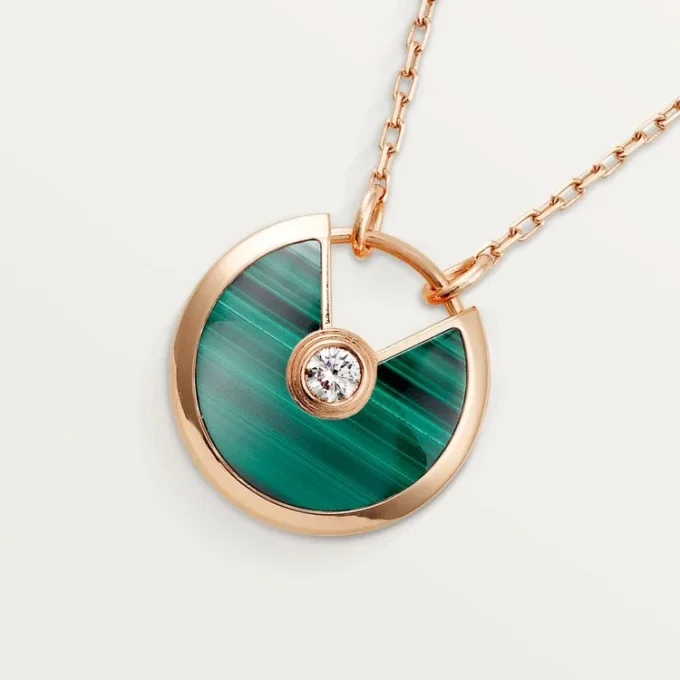 Colier Amulette De Cartier, model mic – Aur roz, malachit, diamant – Cartier Colier Amulette De Cartier, model mic – Aur roz, malachit, diamant – Cartier