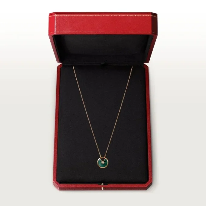 Colier Amulette De Cartier, model mic – Aur roz, malachit, diamant – Cartier Colier Amulette De Cartier, model mic – Aur roz, malachit, diamant – Cartier
