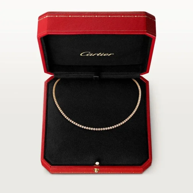 Colier C De Cartier Essential Lines, diamante tăiate în stil briliant Colier C De Cartier Essential Lines, diamante tăiate în stil briliant