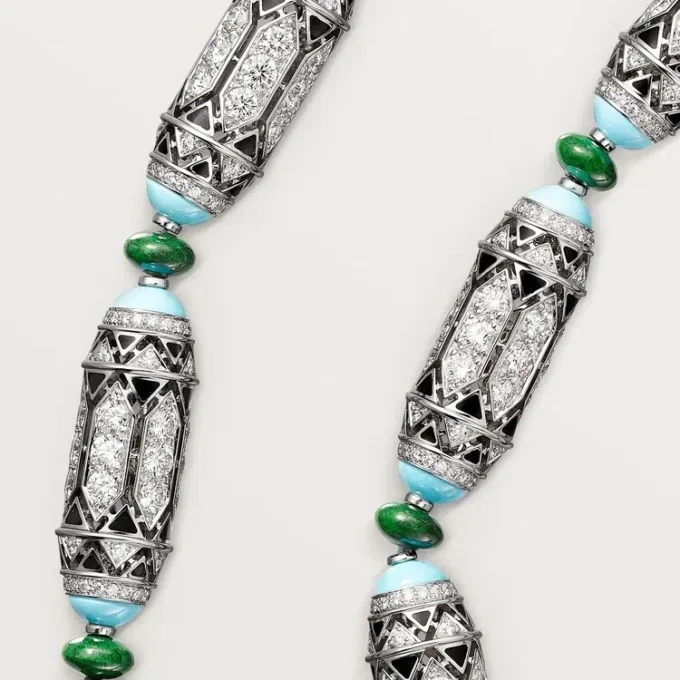 Colier de înaltă bijuterie – Aur alb, calcedonie, skarn, turcoaz, lac negru, diamante – Cartier