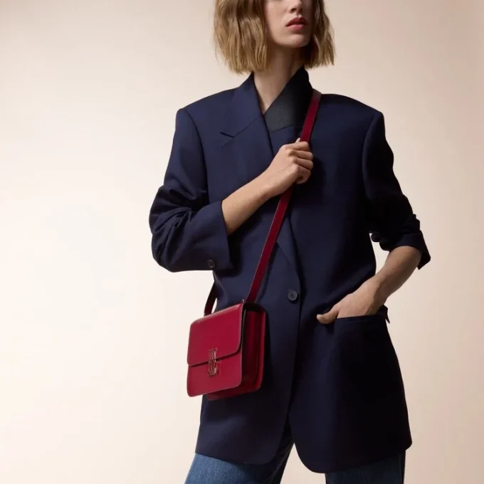 Geantă de umăr, Mini, Double C De Cartier – Piele de vițel roșu cireș, finisaj auriu și email roșu cireș – Cartier