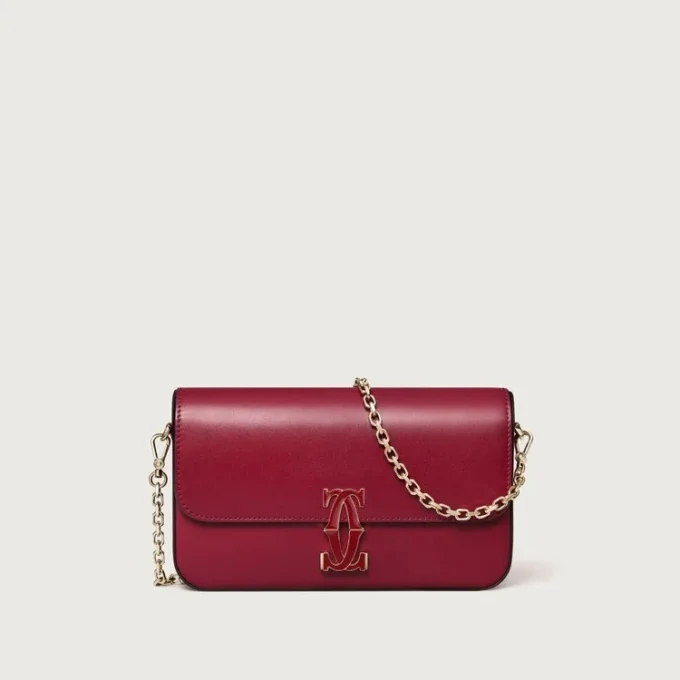 Geantă mini cu lanț, Double C De Cartier – Piele de vițel roșu cireș, finisaj auriu și email roșu cireș – Cartier