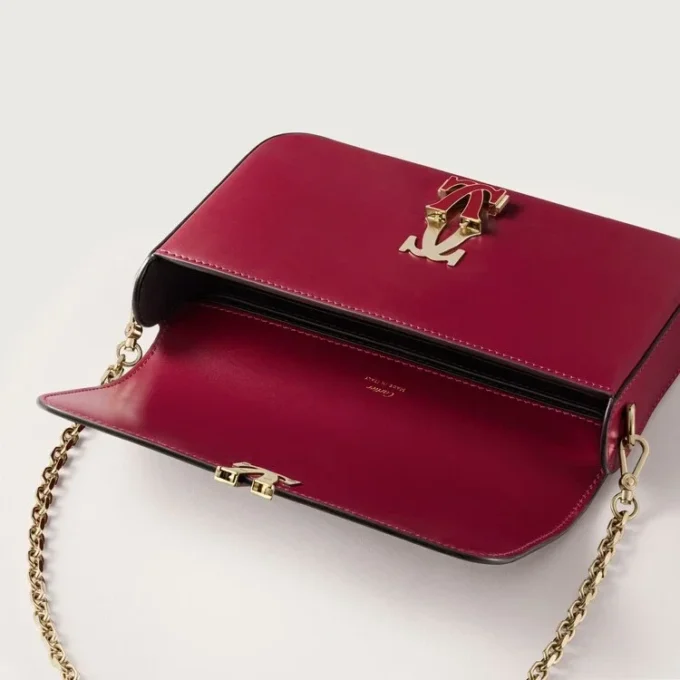 Geantă mini cu lanț, Double C De Cartier – Piele de vițel roșu cireș, finisaj auriu și email roșu cireș – Cartier