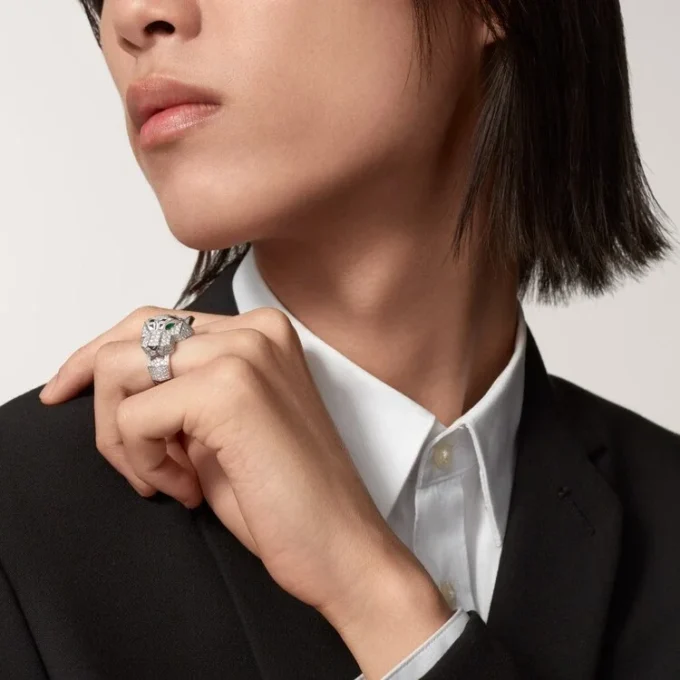 Inel Panthere De Cartier – Aur alb, diamante, smaralde, onix – Cartier