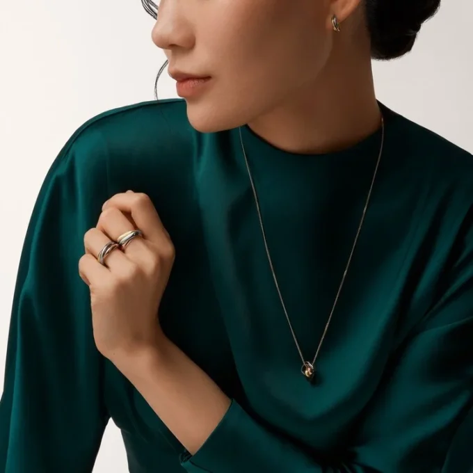 Inel Trinity din aur tricolor, model clasic | Cartier Us Inel Trinity din aur tricolor, model clasic | Cartier Us