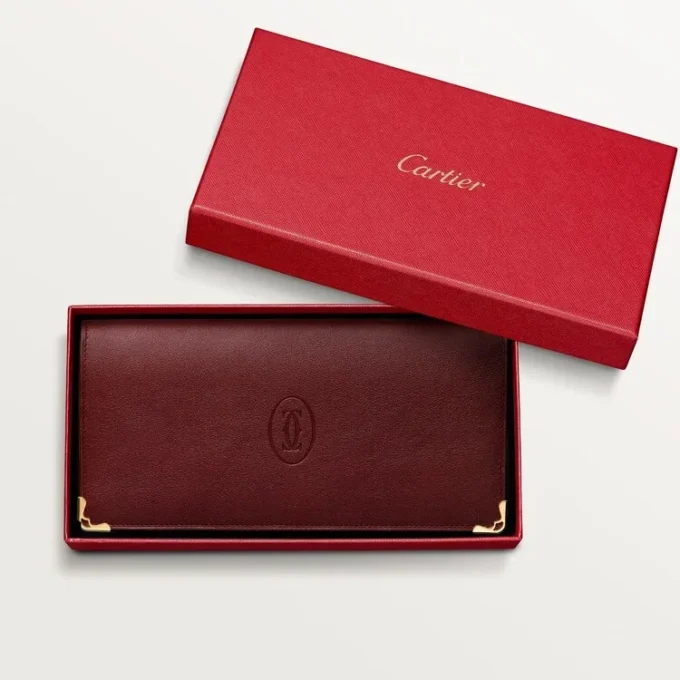 Portofel internațional cu clapete, Must De Cartier – piele de vițel burgund, finisaj auriu – Cartier