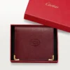 Portofel multiplu, Must De Cartier – Piele de vițel burgundă, finisaj auriu – Cartier