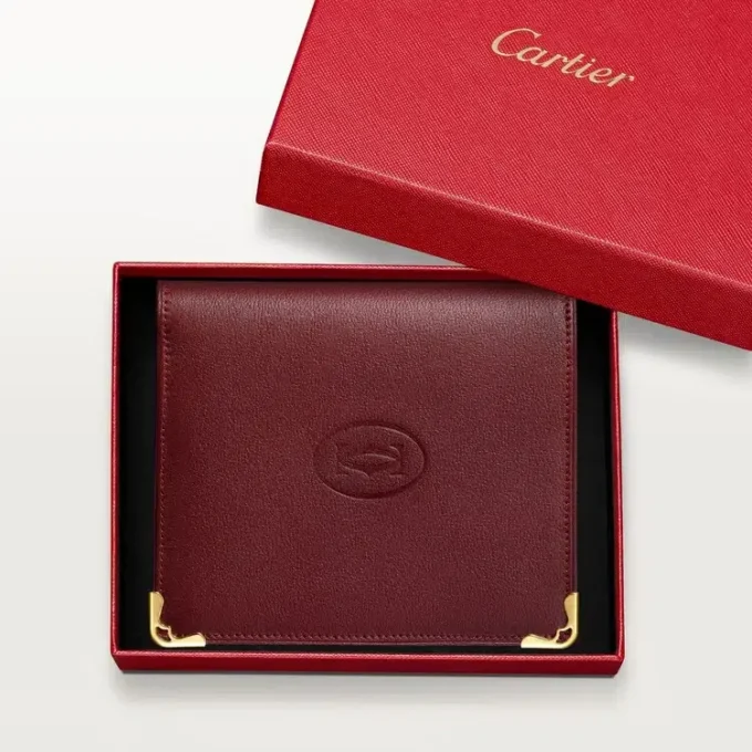 Portofel multiplu, Must De Cartier – Piele de vițel burgundă, finisaj auriu – Cartier